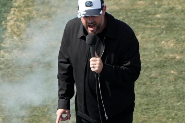 How many feet are in 500 miles? Nobody knows, at least Nate Bargatze doesn’t at the Daytona 500