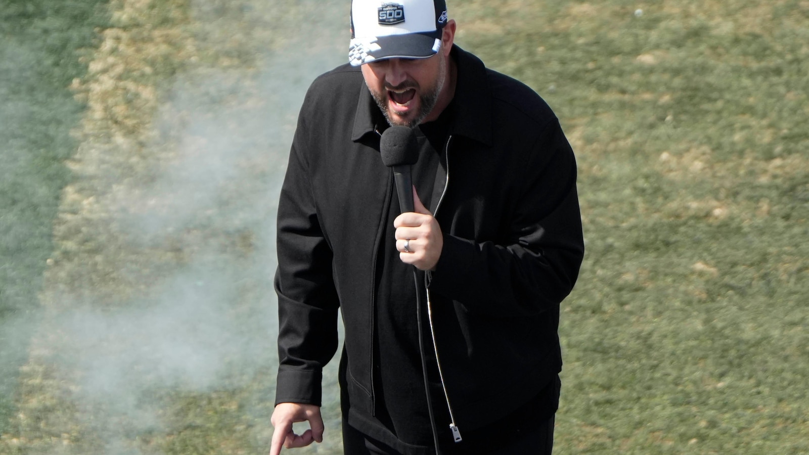 How many feet are in 500 miles? Nobody knows, at least Nate Bargatze doesn’t at the Daytona 500