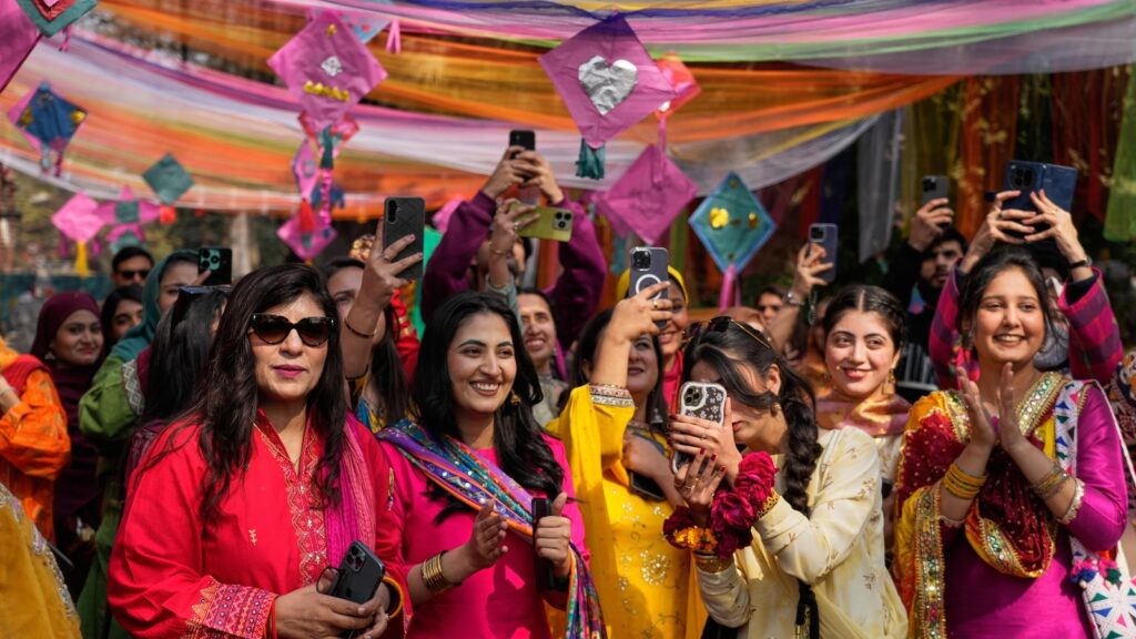 Pakistan’s cultural capital erupts in color as Basant festival ends 20-year hiatus