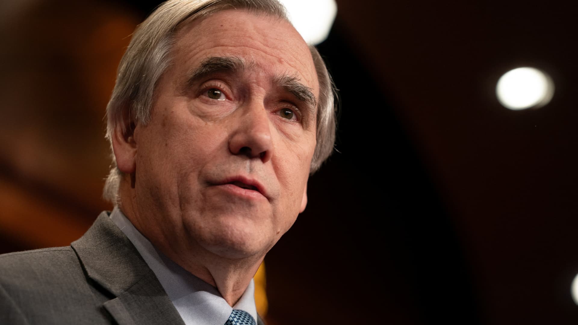 Merkley bill would ban government officials from prediction markets