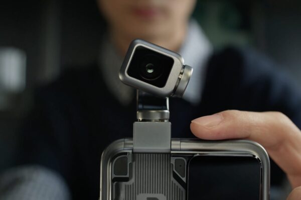 Honor launches phone with robotic camera, teases humanoid robot