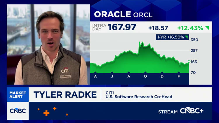 Oracle stock spikes as strong Q3 earnings ease AI buildout concerns