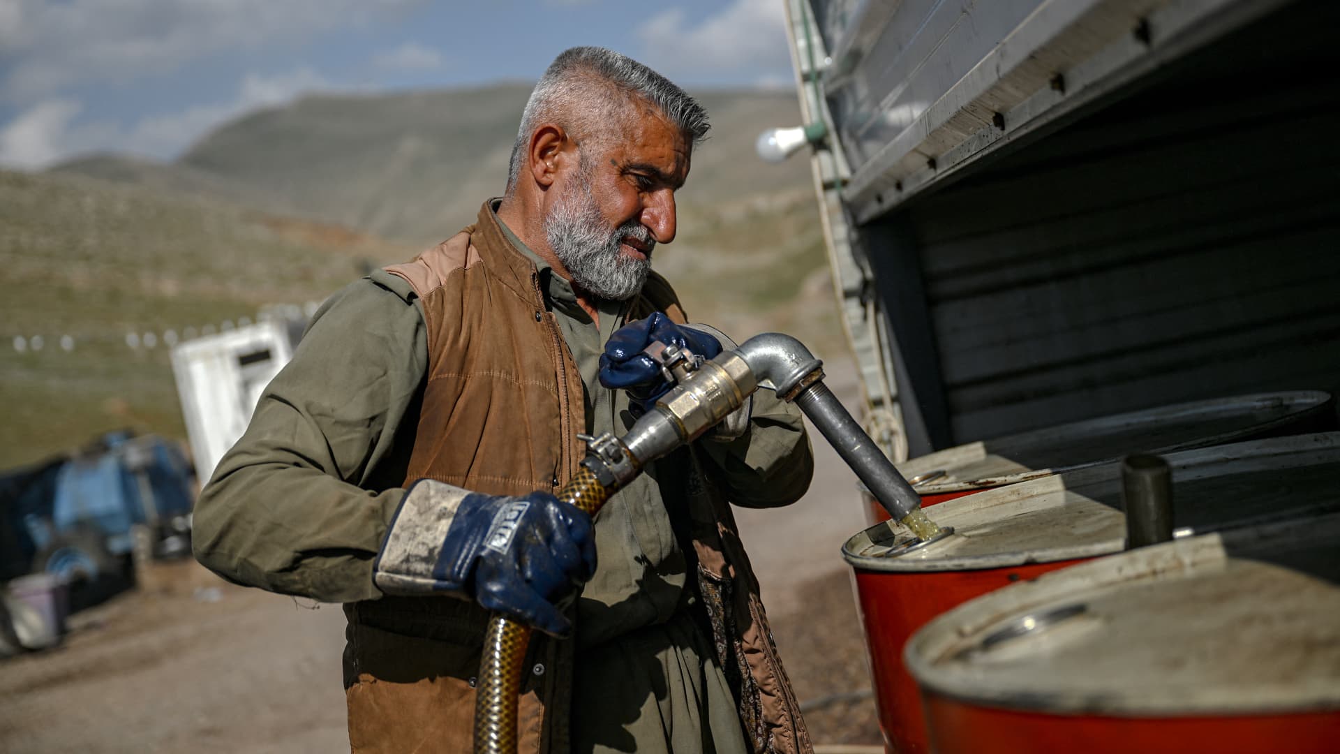 Oil and trade tariff uncertainty rattle global markets