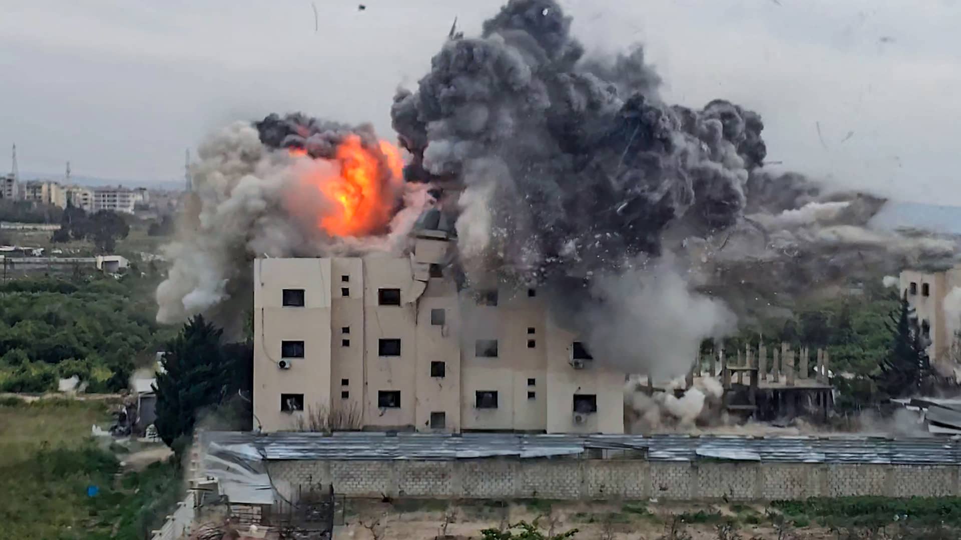 Using options to play a shift to nuclear energy resulting from Mideast war