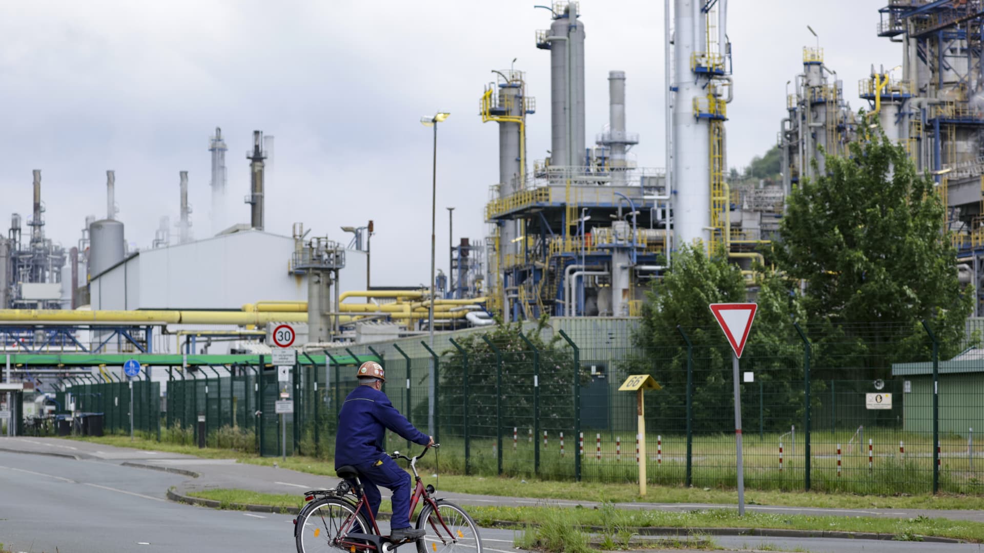 BP offloads German refinery to Klesch, boosts cost savings target