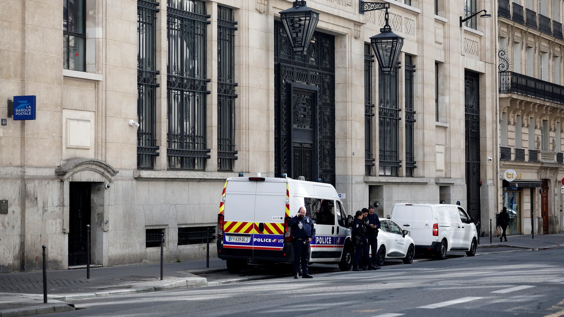 Man arrested over attempted attack outside Bank of America in Paris: Le Parisien