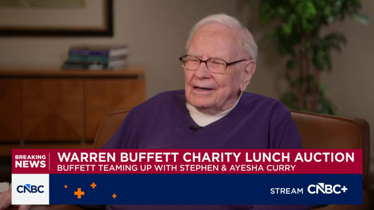 Warren Buffett teams up with Stephen Curry for charity lunch