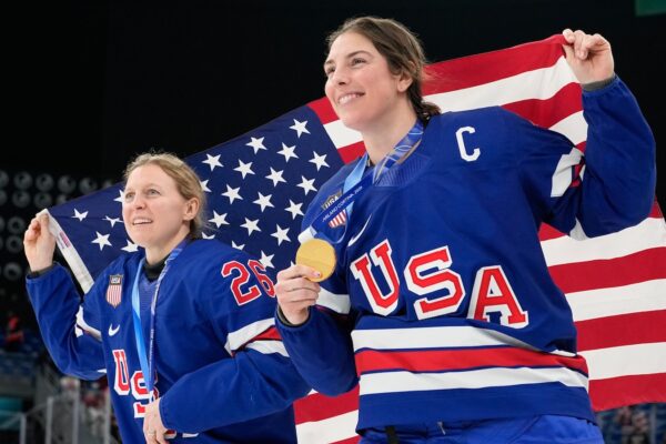 Knight delivers joke during ‘SNL’ appearance featuring US men and women hockey gold medal winners
