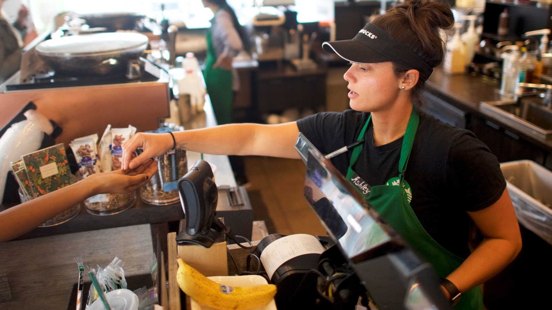 Starbucks to award bonuses to baristas, expand tipping