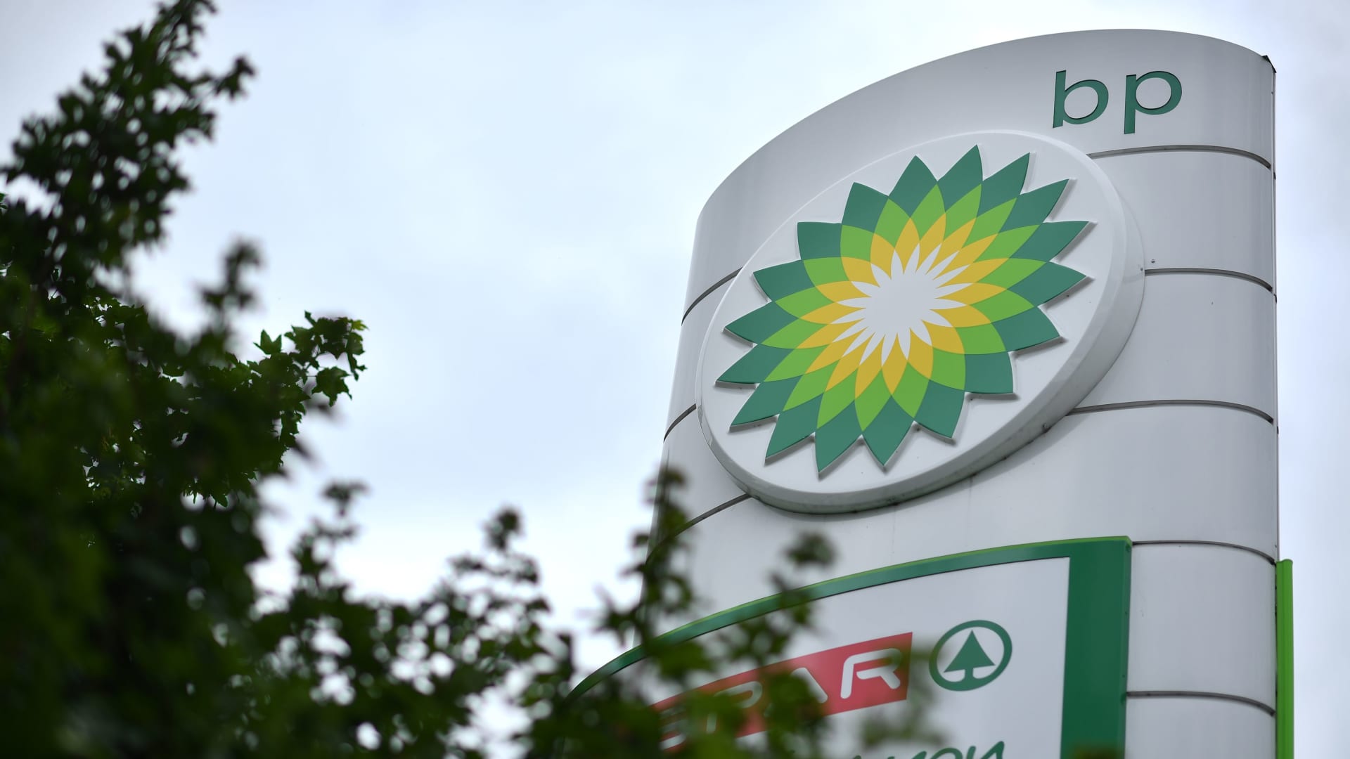 Oil giant BP suffers AGM shareholder revolt