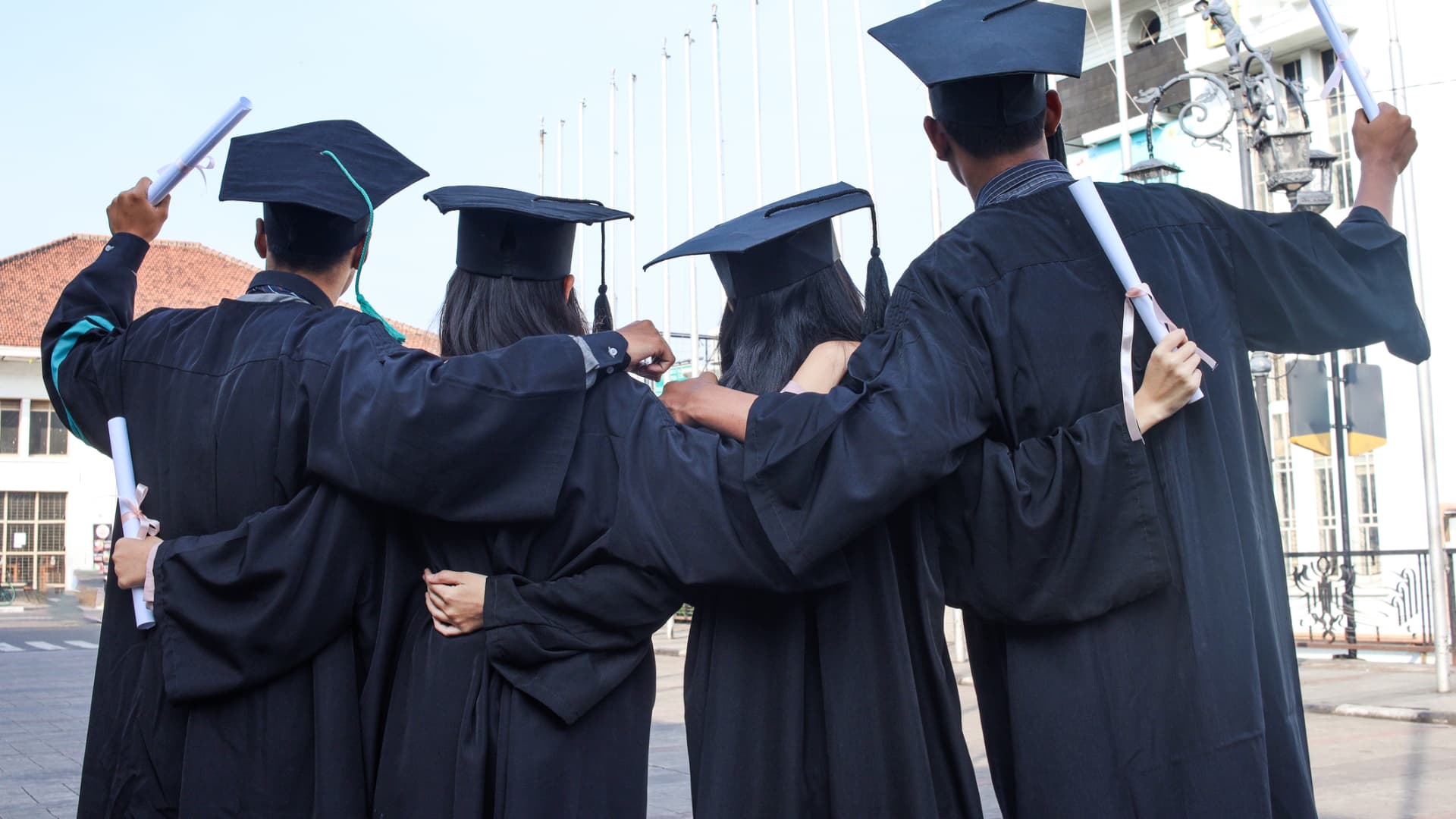 AI fears may drive more young adults to grad school, reports show