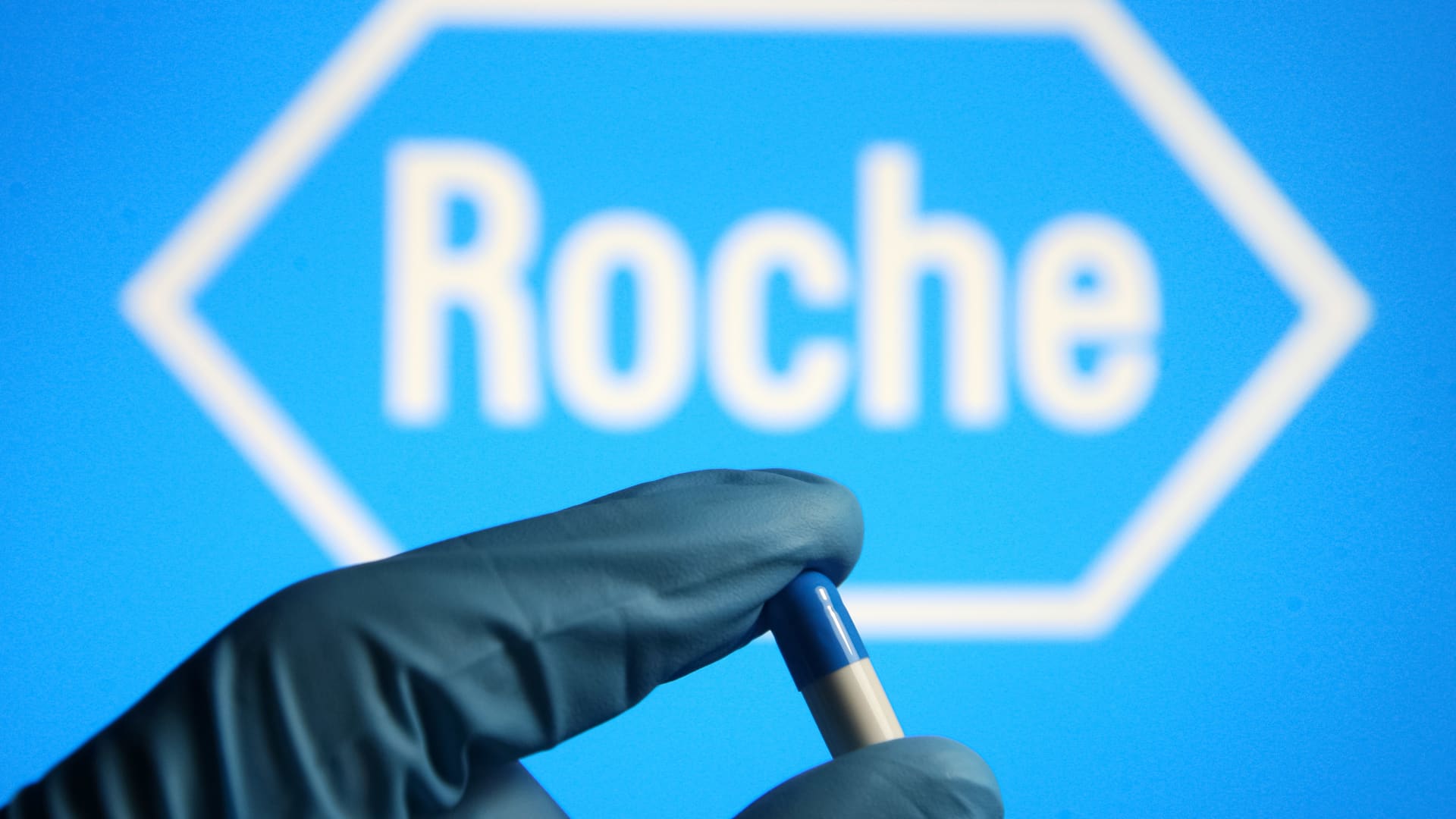 Roche CEO laments Swiss franc strength, continues U.S. investment