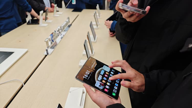 Apple shares sink 4% on report of foldable iPhone delays