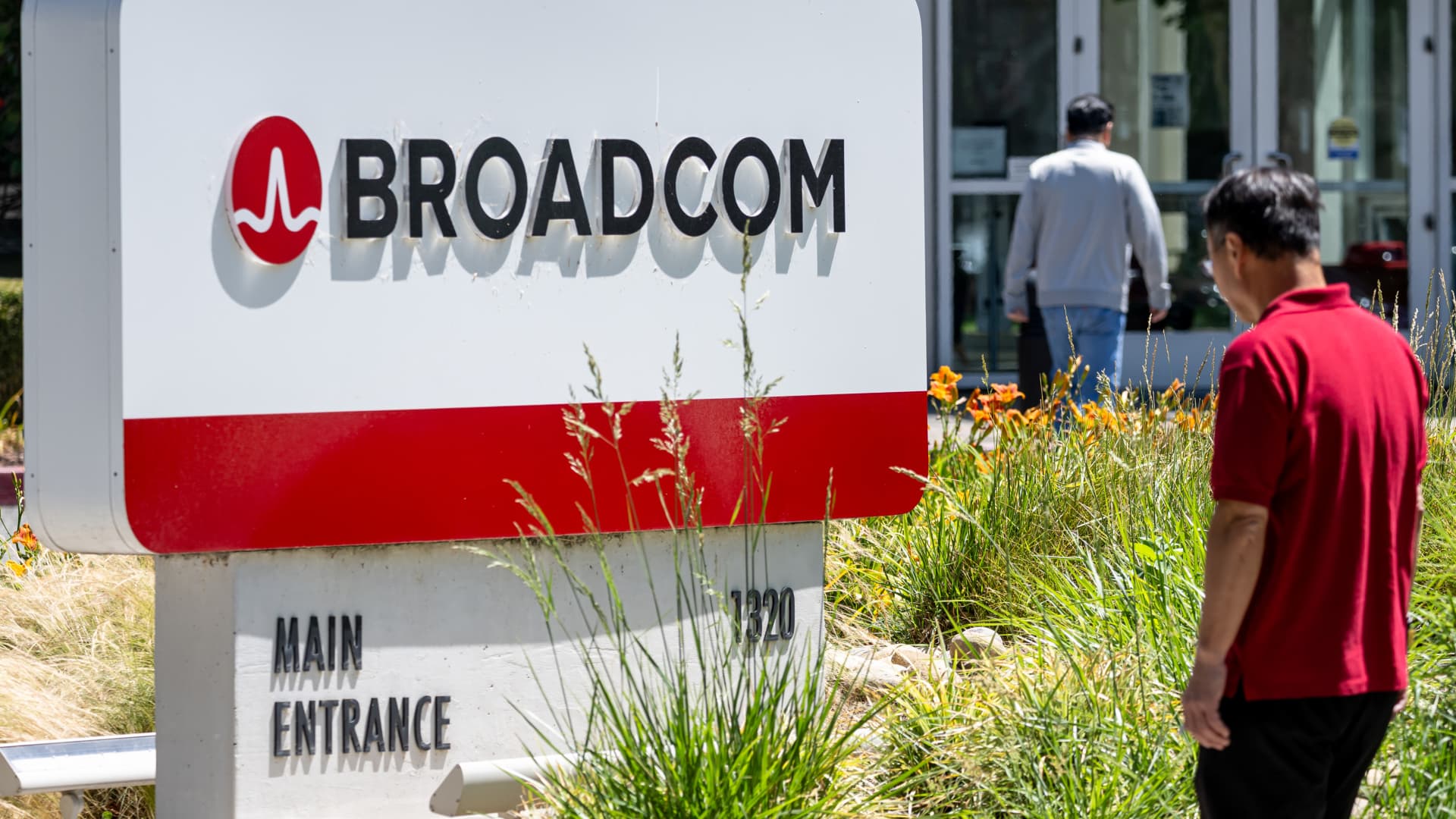 Tuesday stocks from analyst calls like Apple