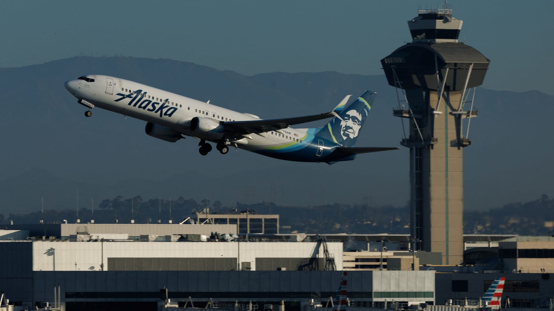 Alaska Air pulls 2026 profit forecast amid fuel costs related uncertainty
