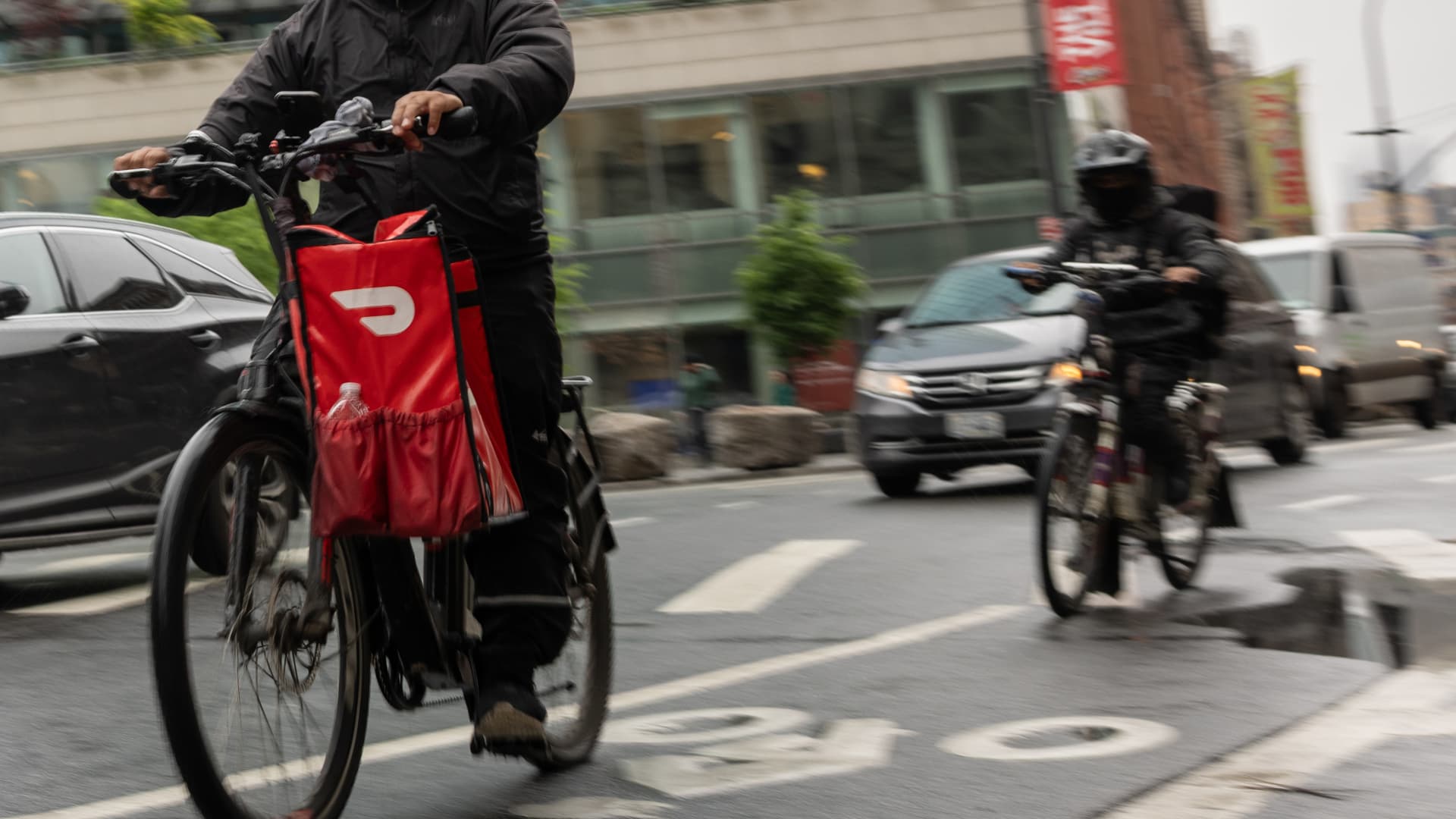 Stocks making the biggest moves midday: DASH, HOOD, AVGO, SNDK