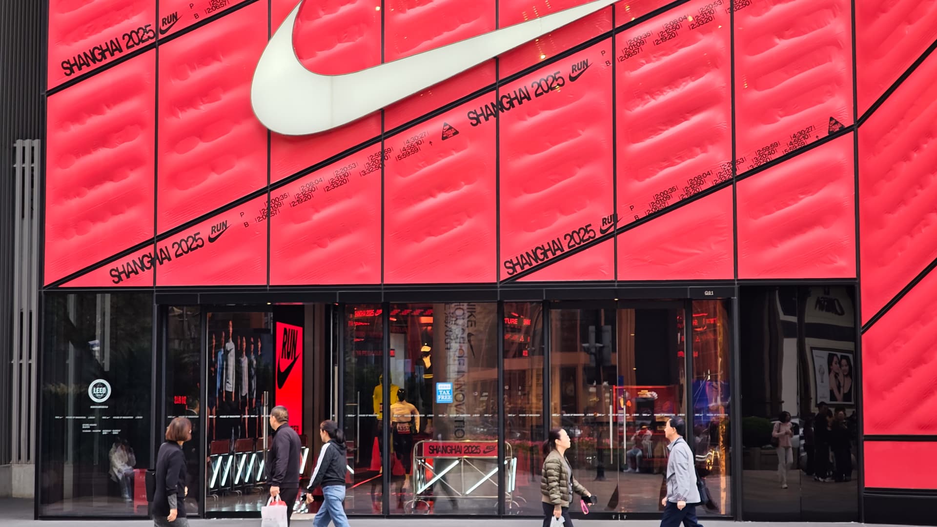 Tim Cook buys another  million worth of Nike shares — a much-needed vote of confidence