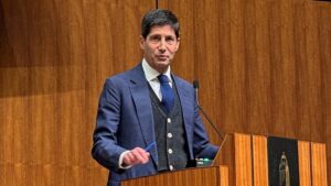 Elizabeth Warren attacks Kevin Warsh over financial disclosures