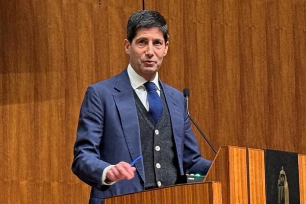 Elizabeth Warren attacks Kevin Warsh over financial disclosures