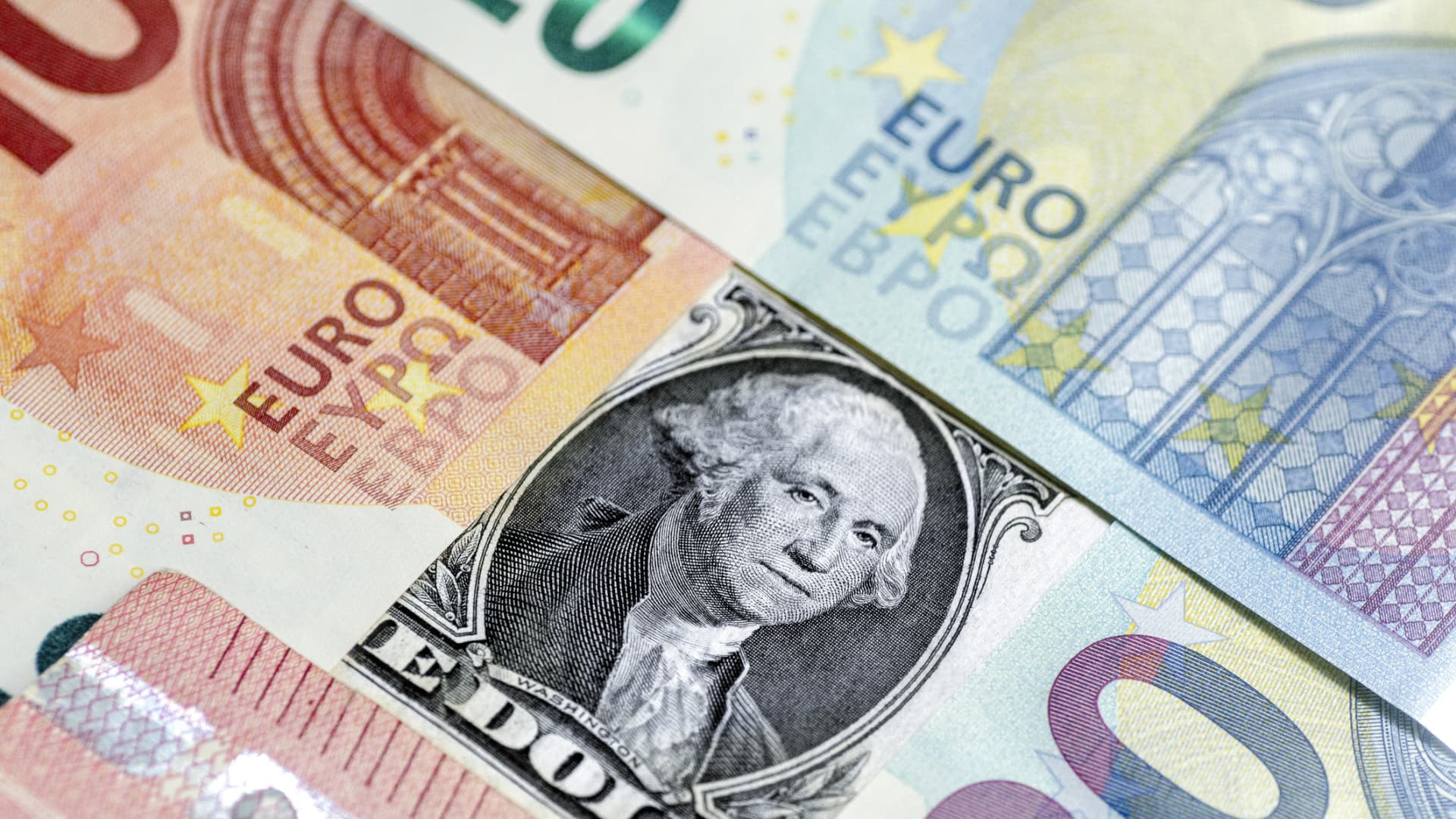 Dollar strengthens as Iran talks fail, HSBC backs greenback to soften