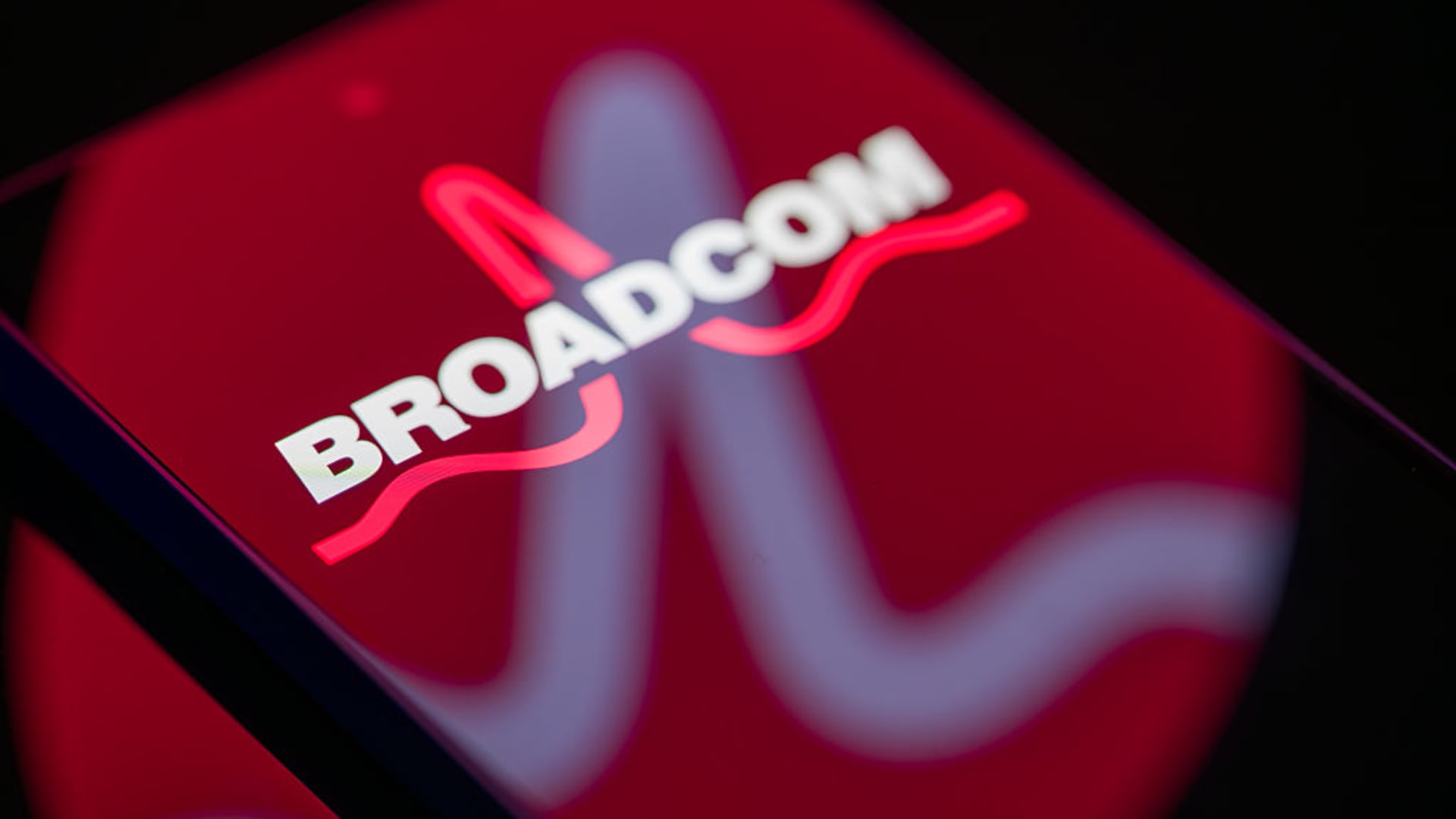 Broadcom shares jump before the bell on Google and Anthropic deals