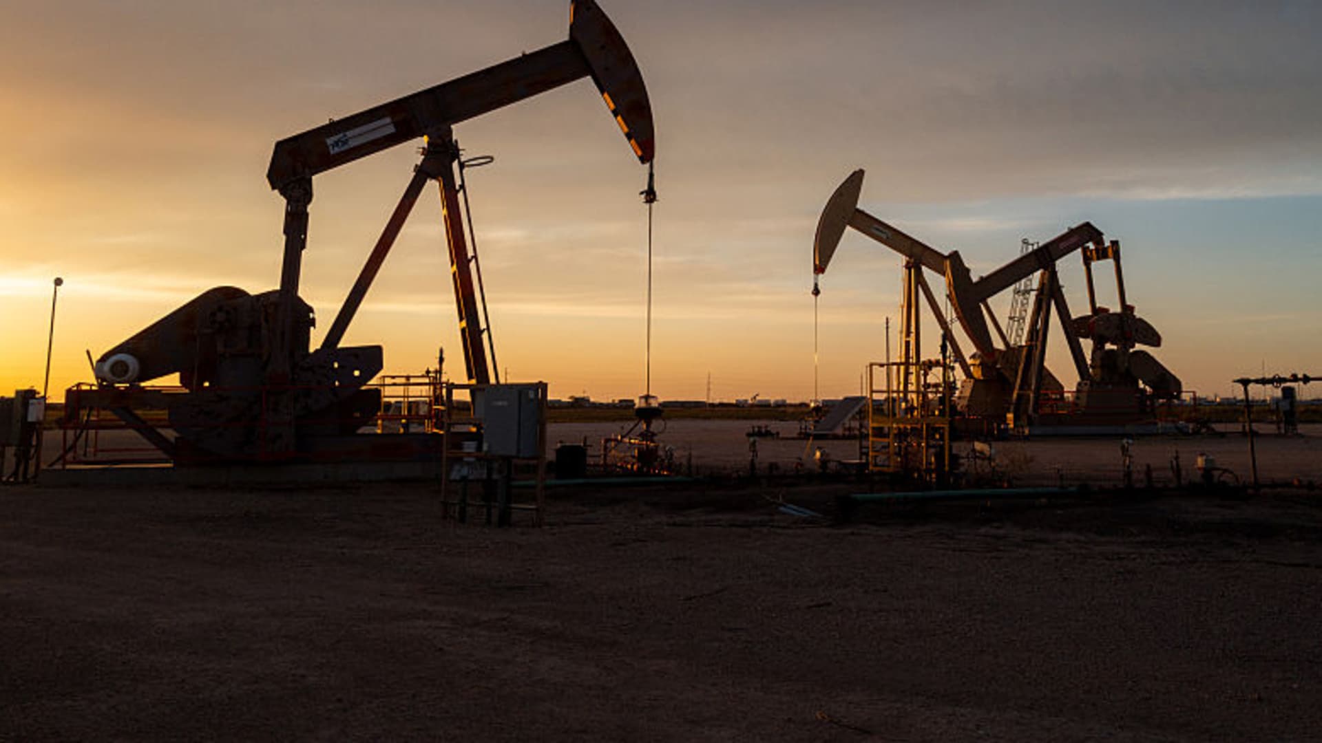 Stocks keep the rally going and oil tumbles. Here’s why we have some trepidation