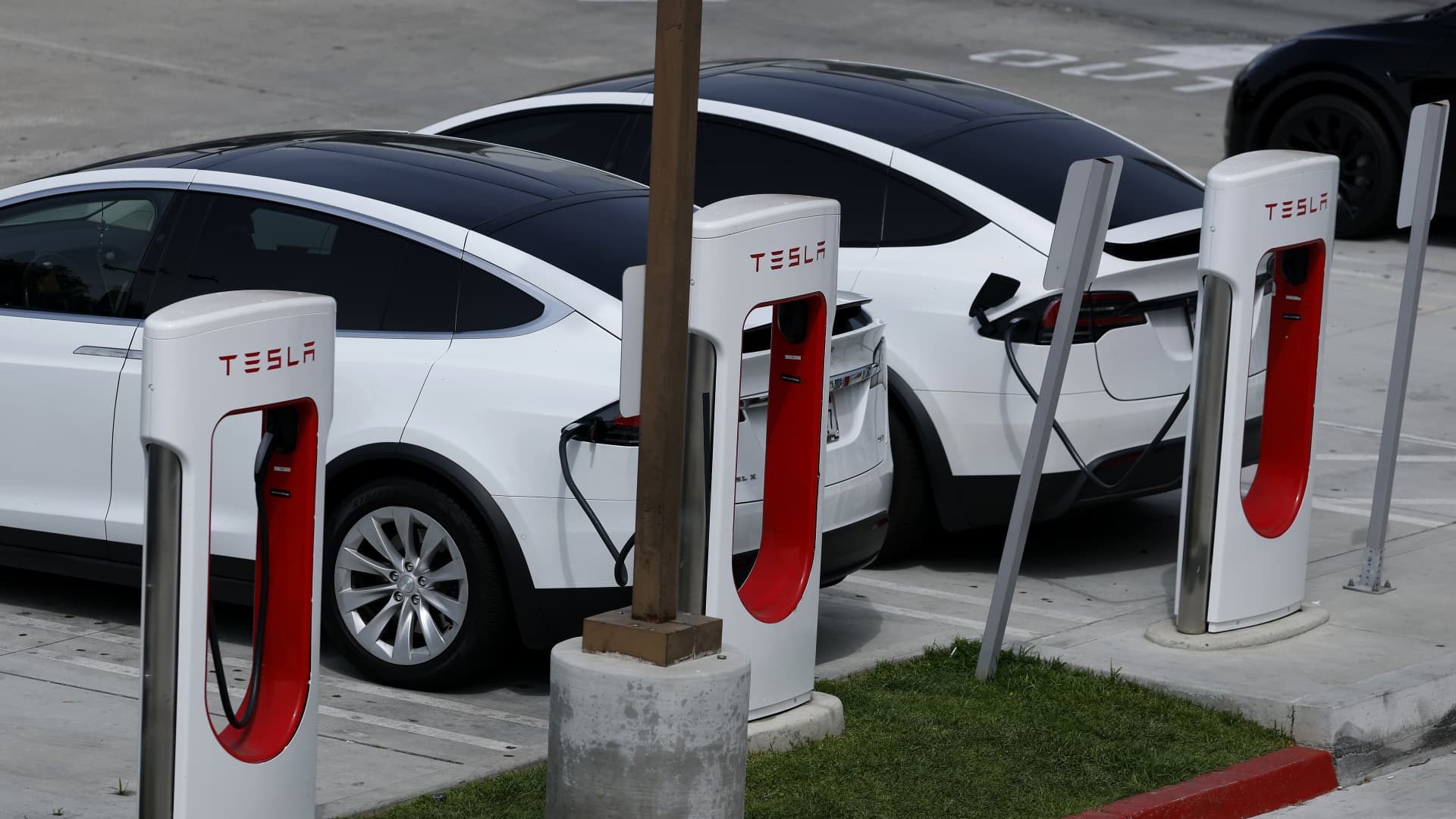 Stocks making the biggest moves midday: TSLA, NEXT, GM, DAL