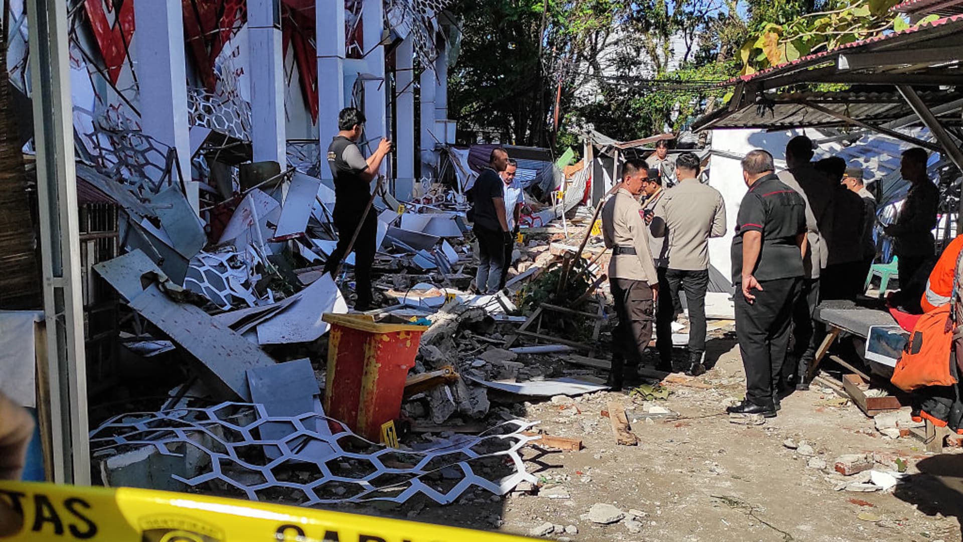 Indonesia earthquake damages buildings, triggers tsunami waves