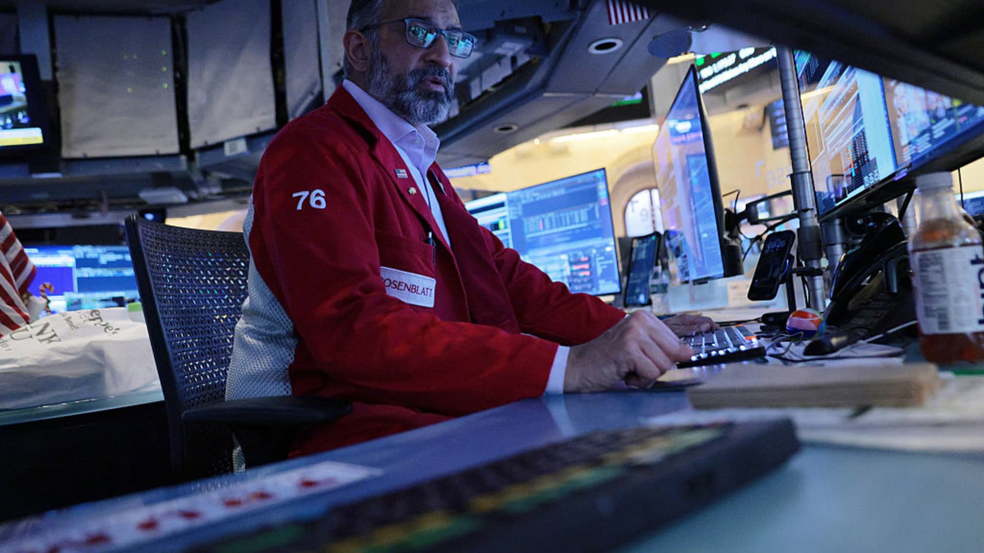 The S&P 500 is trying to end its terrible Thursday streak