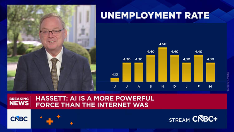 Hormuz Strait oil traffic down after ceasefire; Hassett credits one tanker