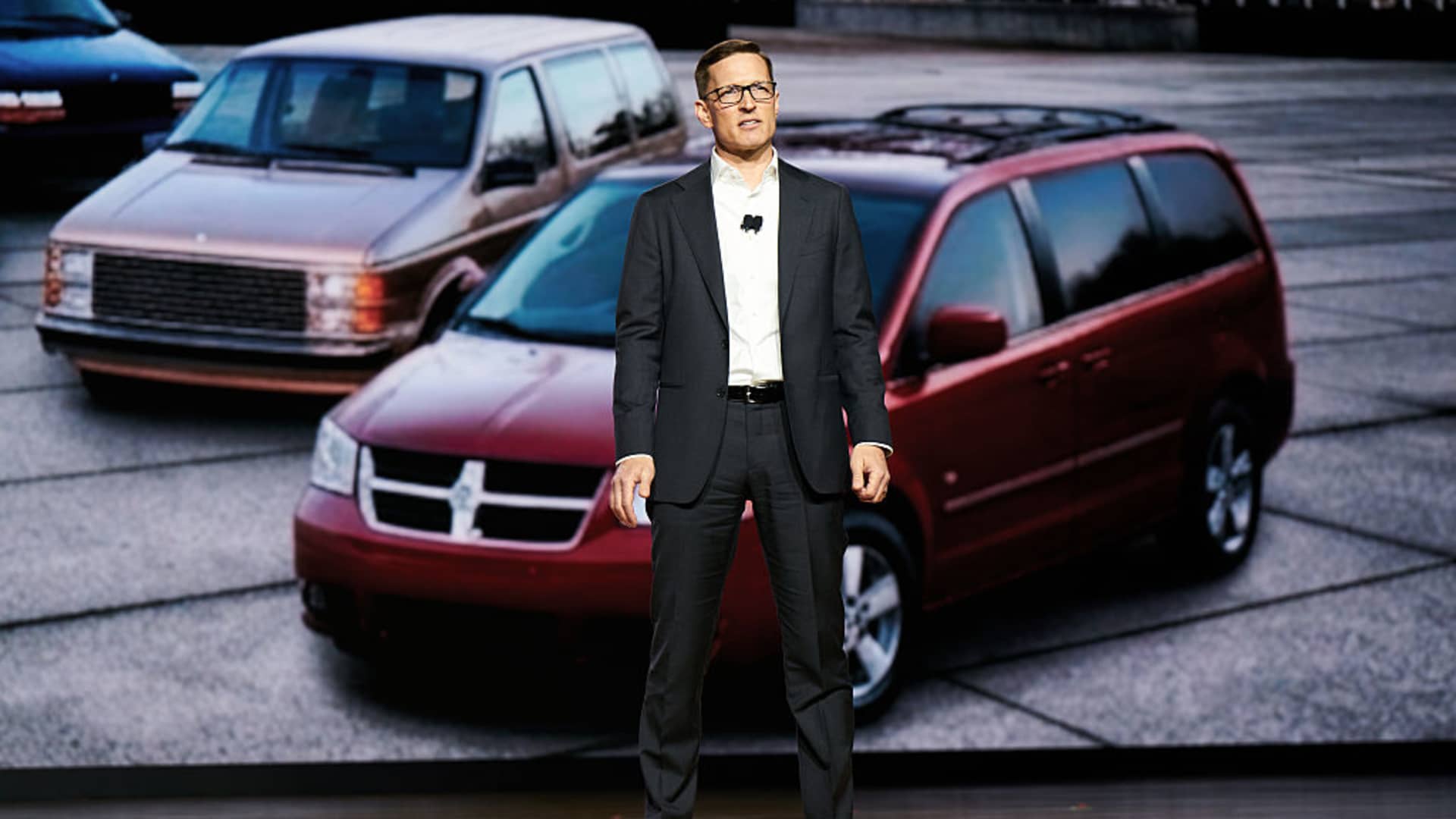 Chrysler CEO touts minivan ‘resurgence’ but stays quiet on plans