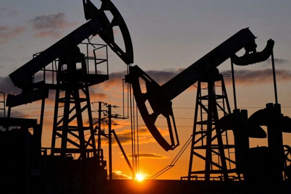 Oil extends gains with Brent at 0 as fears of an extended U.S.-Iran conflict rise