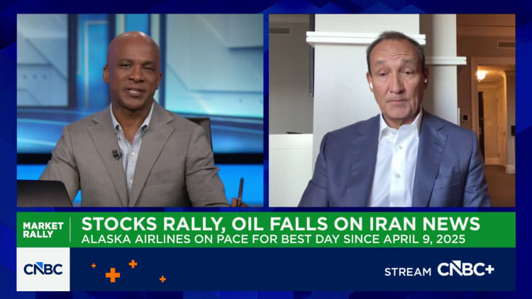 American Airlines down after dismissing United megamerger