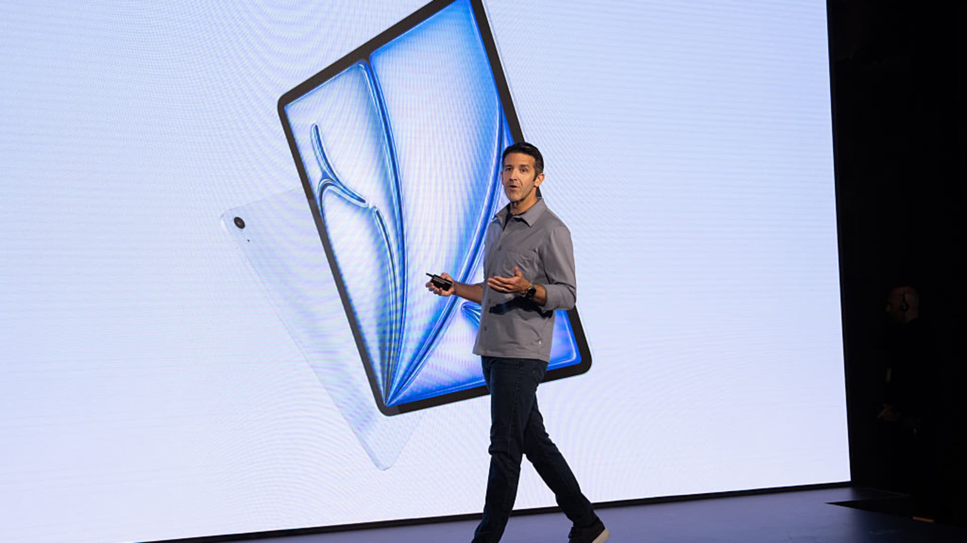 Why Tim Cook stepping down as CEO isn’t shaking Cramer’s faith in Apple