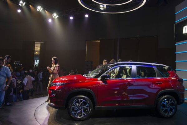 Japanese carmakers deepen hold in India with hybrids