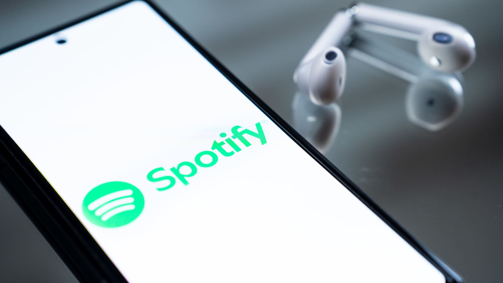 Spotify stock plummets after earnings beat expectations