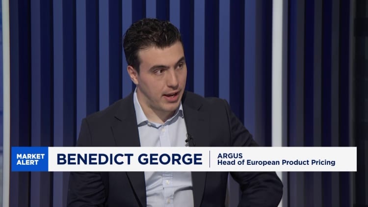 Jet fuel bidding war breaks out as airlines face global stress test