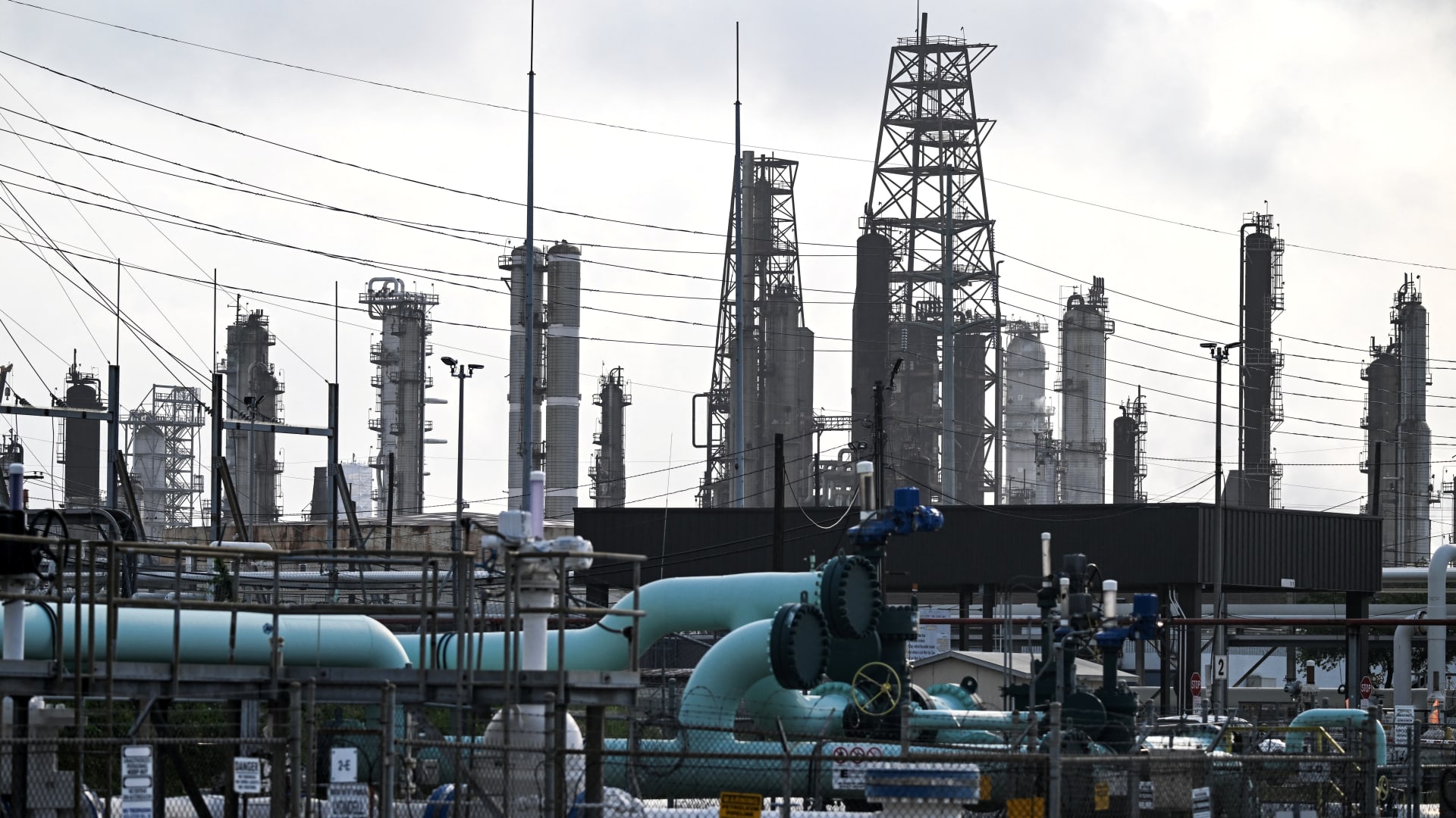 Oil hits 5, prompts warnings Iran risks underpriced