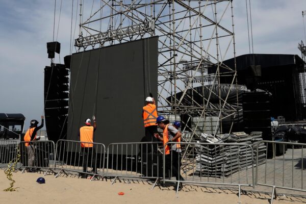 Construction of the stage for Shakira concert in Brazil resumes after worker’s death