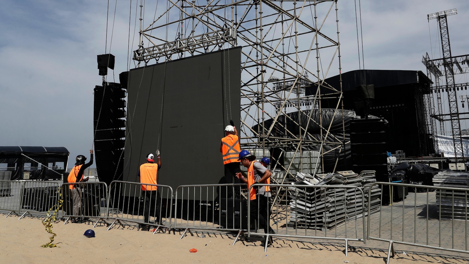 Construction of the stage for Shakira concert in Brazil resumes after worker’s death