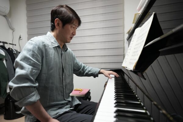 After a paralyzing stroke, a South Korean pianist recreates himself as a one-handed performer
