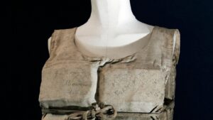 Life jacket worn by Titanic survivor auctioned off for over 0,000