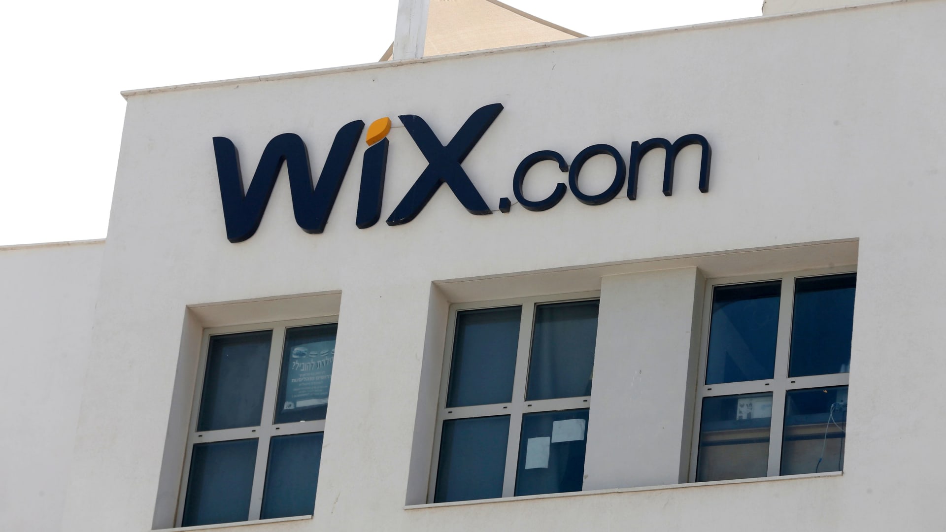 Wix laying off about 20% of its workforce. CEO cites AI in post
