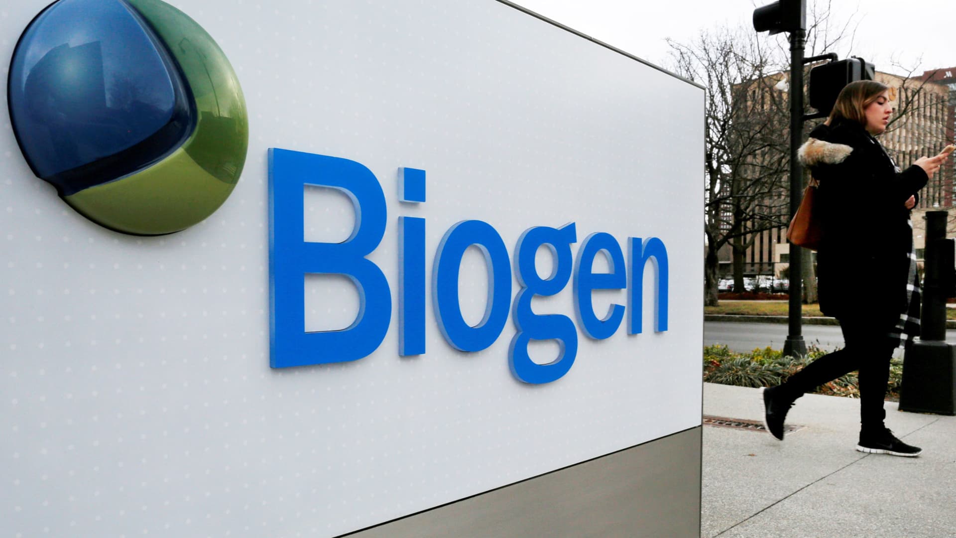 Biogen Alzheimer’s drug moves to late stage trial