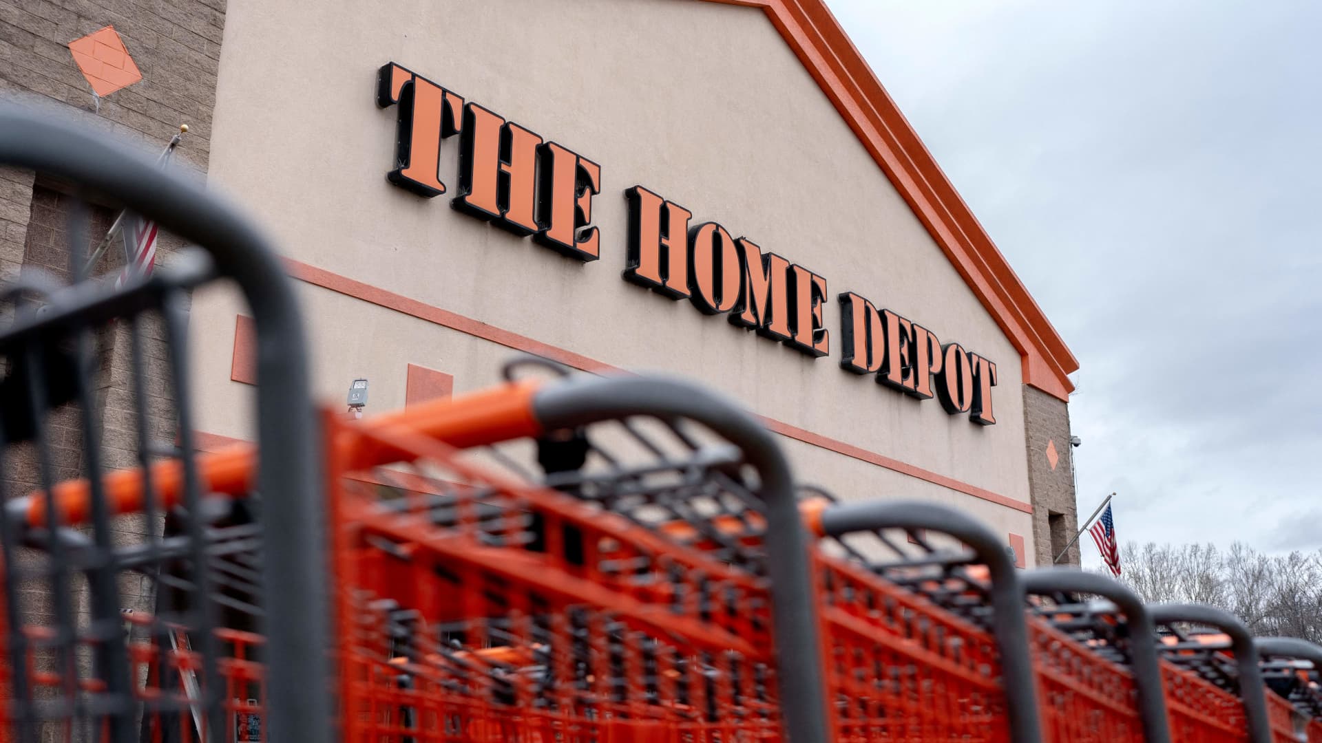 Home Depot comps finally catch Lowe’s, opening the door for the stock to do the same