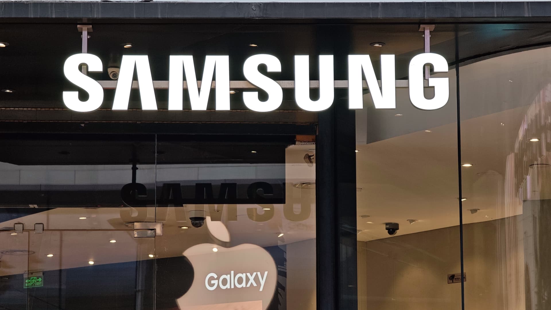 Samsung shares rally after shipping industry-first HBM4E AI memory chip samples