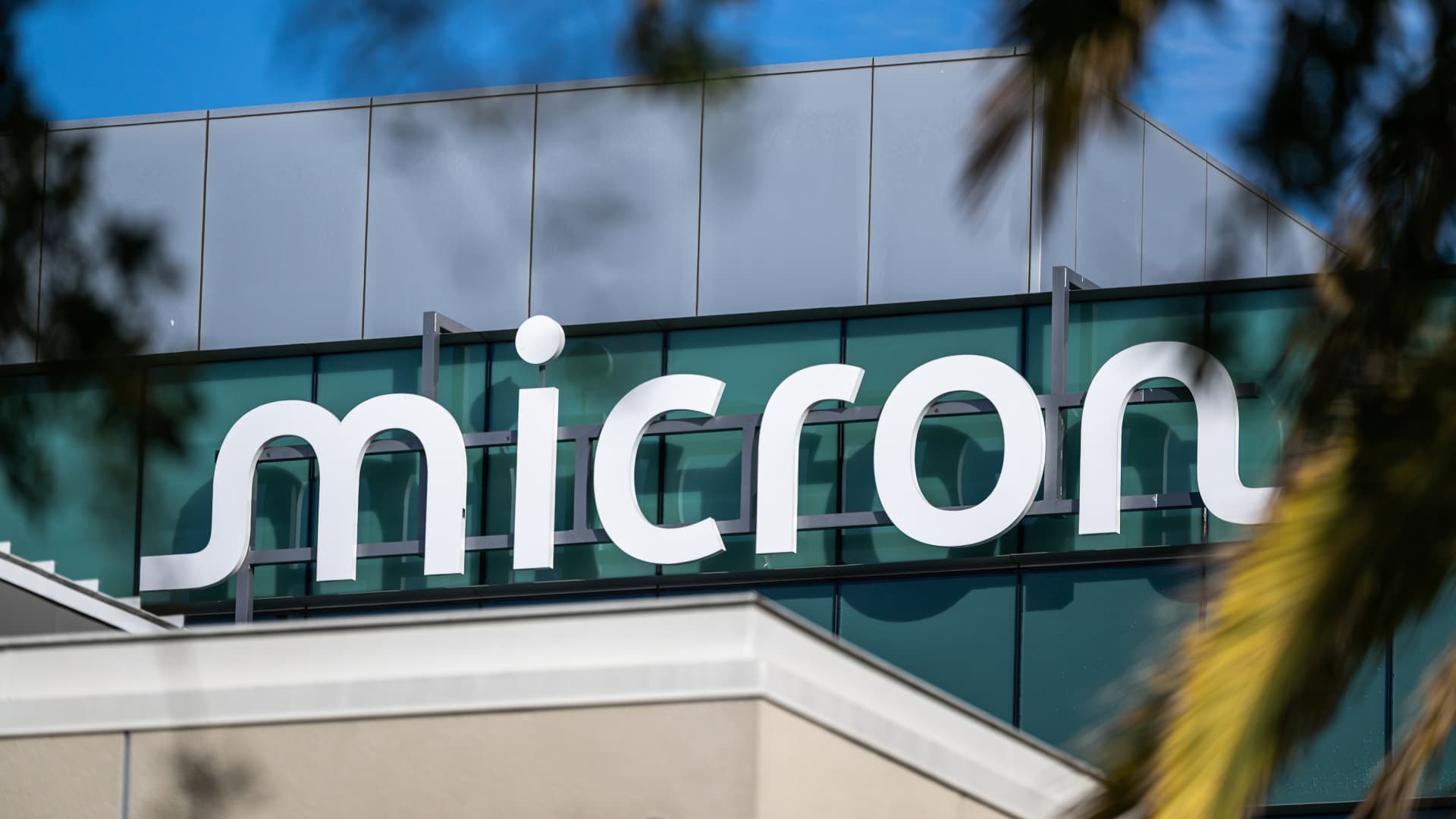 Multiple firms have ,000 price target on Micron