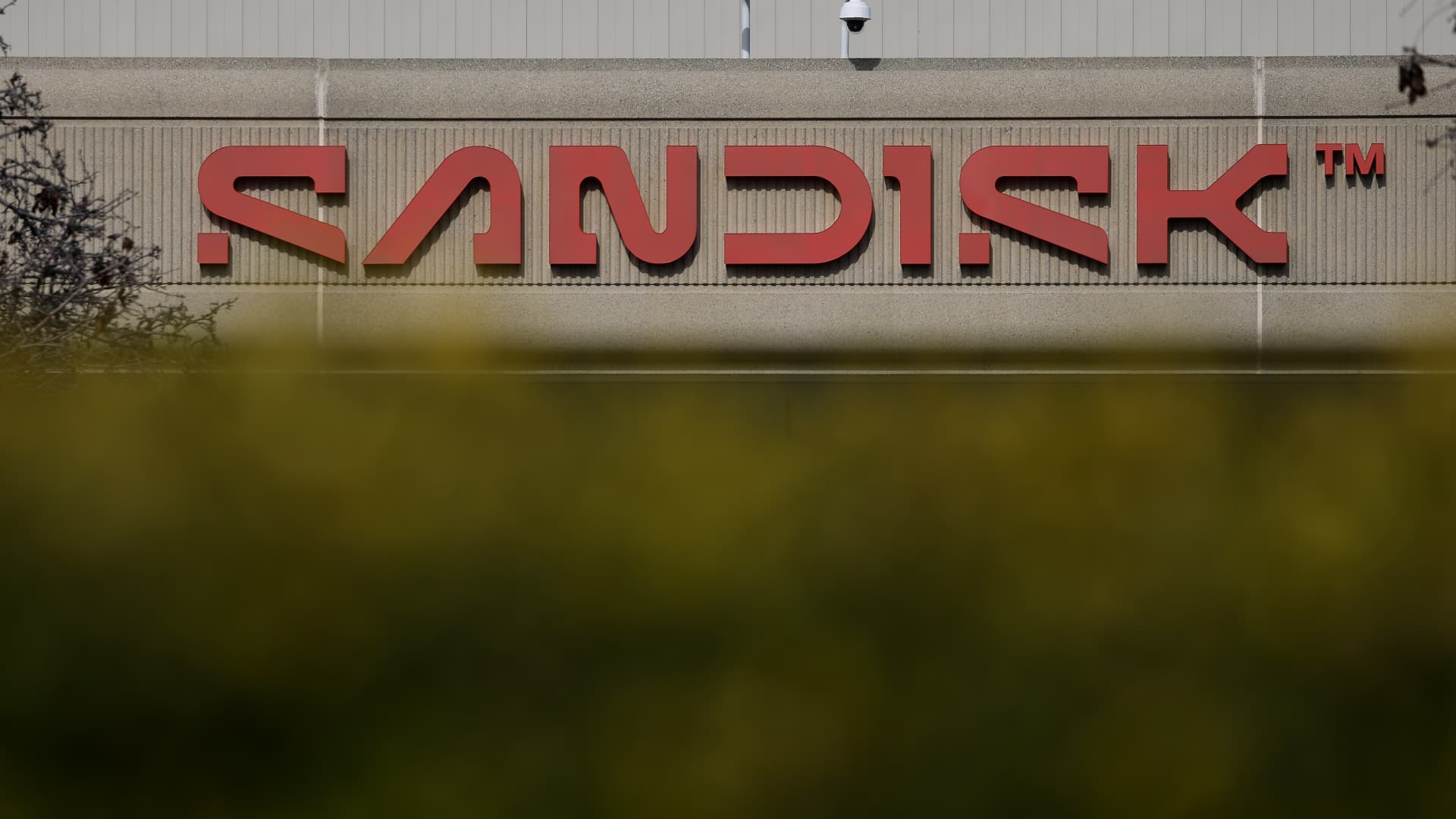 What Sandisk’s play on surging memory prices means for our tech stocks