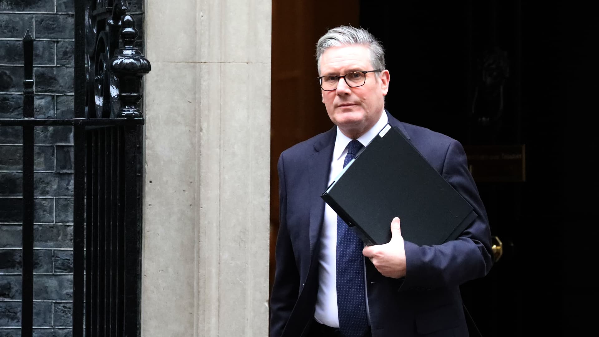 Leadership challenge swirls around Starmer