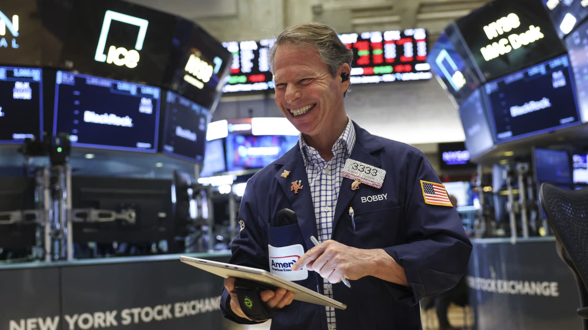 S&P 500 extends winning streak to 6 weeks. What drove the stock market gains